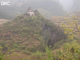 Le site de la pagode de l'arche du dragon au pied de laquelle s'ouvre Longqiaogedong (Grotte de la pagode de l'arche du dragon) 龙桥阁洞 une entrée du réseau de Longnudong 龙女洞. (Shipin, Zheng'an 正安, Zunyi Shi 遵义市, Guizhou 贵州省, Chine 中国)