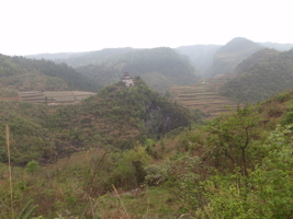 Le site de la pagode de l'arche du dragon au pied de laquelle s'ouvre Longqiaogedong (Grotte de la pagode de l'arche du dragon) 龙桥阁洞 une entrée du réseau de Longnudong 龙女洞.  (Shipin, Zheng'an 正安, Zunyi Shi 遵义市, Guizhou 贵州省, Chine 中国)