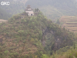 Le site de la pagode de l'arche du dragon au pied de laquelle s'ouvre Longqiaogedong (Grotte de la pagode de l'arche du dragon) 龙桥阁洞 une entrée du réseau de Longnudong 龙女洞. (Shipin, Zheng'an 正安, Zunyi Shi 遵义市, Guizhou 贵州省, Chine 中国)