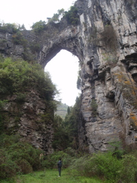 Le pont naturel de l'arche du dragon au pied de laquelle s'ouvre Longqiaogedong (Grotte de la pagode de l'arche du dragon) 龙桥阁洞 une entrée du réseau de Longnudong 龙女洞. (Shipin, Zheng'an 正安, Zunyi Shi 遵义市, Guizhou 贵州省, Chine 中国)
