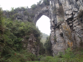 Le pont naturel de l'arche du dragon au pied de laquelle s'ouvre Longqiaogedong (Grotte de la pagode de l'arche du dragon) 龙桥阁洞 une entrée du réseau de Longnudong 龙女洞. (Shipin, Zheng'an 正安, Zunyi Shi 遵义市, Guizhou 贵州省, Chine 中国)