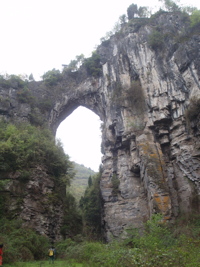 Le pont naturel de l'arche du dragon au pied de laquelle s'ouvre Longqiaogedong (Grotte de la pagode de l'arche du dragon) 龙桥阁洞 une entrée du réseau de Longnudong 龙女洞.  (Shipin, Zheng'an 正安, Zunyi Shi 遵义市, Guizhou 贵州省, Chine 中国)