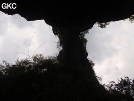 Le pont naturel de l'arche du dragon au pied de laquelle s'ouvre Longqiaogedong (Grotte de la pagode de l'arche du dragon) 龙桥阁洞 une entrée du réseau de Longnudong 龙女洞. (Shipin, Zheng'an 正安, Zunyi Shi 遵义市, Guizhou 贵州省, Chine 中国)