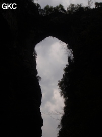 Le pont naturel de l'arche du dragon au pied de laquelle s'ouvre Longqiaogedong (Grotte de la pagode de l'arche du dragon) 龙桥阁洞 une entrée du réseau de Longnudong 龙女洞. (Shipin, Zheng'an 正安, Zunyi Shi 遵义市, Guizhou 贵州省, Chine 中国)