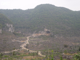 L'entrée sud-est de la grotte-tunnel de Chuandong - 穿洞, (Guizhou 贵州省, Qiannan 黔南, Pingtang 平塘).