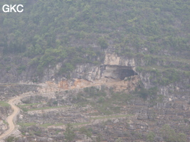 L'entrée sud-est de la grotte-tunnel de Chuandong - 穿洞, (Guizhou 贵州省, Qiannan 黔南, Pingtang 平塘).