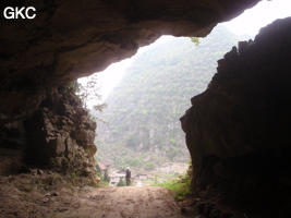 A contre-jour, l'entrée nord-ouest de la grotte-tunnel de Chuandong - 穿洞 (Guizhou 贵州省, Qiannan 黔南, Pingtang 平塘).