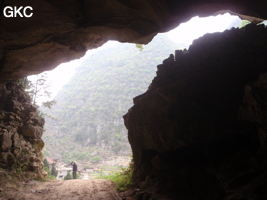 A contre-jour, l'entrée nord-ouest de la grotte-tunnel de Chuandong - 穿洞 (Guizhou 贵州省, Qiannan 黔南, Pingtang 平塘).