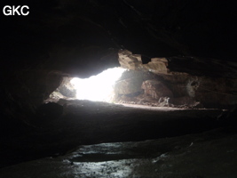 A contre-jour, l'entrée nord-ouest de la grotte-tunnel de Chuandong - 穿洞 (Guizhou 贵州省, Qiannan 黔南, Pingtang 平塘).