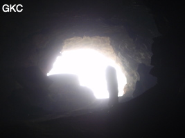 En contre jour l'entrée sud-est de la grotte tunnel de Chuandong - 穿洞, avec son réservoir d'eau (Guizhou 贵州省, Qiannan 黔南, Pingtang 平塘).