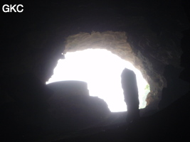 En contre jour l'entrée sud-est de la grotte tunnel de Chuandong - 穿洞, avec son réservoir d'eau (Guizhou 贵州省, Qiannan 黔南, Pingtang 平塘).