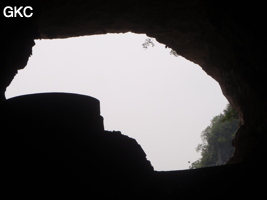 En contre jour l'entrée sud-est de la grotte tunnel de Chuandong - 穿洞, avec son réservoir d'eau (Guizhou 贵州省, Qiannan 黔南, Pingtang 平塘).