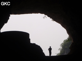 En contre jour l'entrée sud-est de la grotte tunnel de Chuandong - 穿洞, avec son réservoir d'eau (Guizhou 贵州省, Qiannan 黔南, Pingtang 平塘).