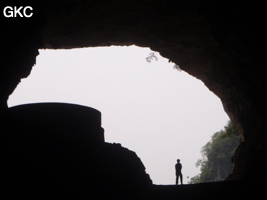 En contre jour l'entrée sud-est de la grotte tunnel de Chuandong - 穿洞, avec son réservoir d'eau (Guizhou 贵州省, Qiannan 黔南, Pingtang 平塘).