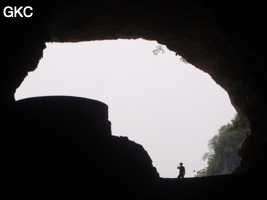 En contre jour l'entrée sud-est de la grotte tunnel de Chuandong - 穿洞, avec son réservoir d'eau (Guizhou 贵州省, Qiannan 黔南, Pingtang 平塘).