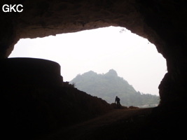 En contre jour l'entrée sud-est de la grotte tunnel de Chuandong - 穿洞, avec son réservoir d'eau (Guizhou 贵州省, Qiannan 黔南, Pingtang 平塘).