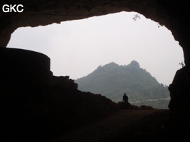 En contre jour l'entrée sud-est de la grotte tunnel de Chuandong - 穿洞, avec son réservoir d'eau (Guizhou 贵州省, Qiannan 黔南, Pingtang 平塘).