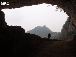 En contre jour l'entrée sud-est de la grotte tunnel de Chuandong - 穿洞, avec son réservoir d'eau (Guizhou 贵州省, Qiannan 黔南, Pingtang 平塘).