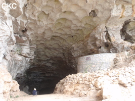 L'entrée sud-est de la grotte tunnel de Chuandong - 穿洞, avec son réservoir d'eau (Guizhou 贵州省, Qiannan 黔南, Pingtang 平塘).