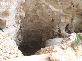 L'entrée sud-est de la grotte tunnel de Chuandong - 穿洞, avec son réservoir d'eau (Guizhou 贵州省, Qiannan 黔南, Pingtang 平塘).