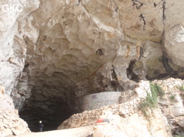 L'entrée sud-est de la grotte tunnel de Chuandong - 穿洞, avec son réservoir d'eau (Guizhou 贵州省, Qiannan 黔南, Pingtang 平塘).