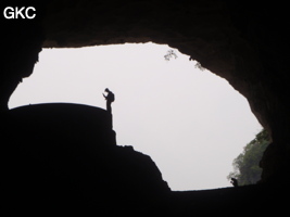 En contre jour l'entrée sud-est de la grotte tunnel de Chuandong - 穿洞, avec son réservoir d'eau (Guizhou 贵州省, Qiannan 黔南, Pingtang 平塘).