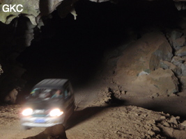 Le trafic routier est fluide dans la galerie d'entrée sud-est de la grotte-tunnel de Chuandong - 穿洞 ! Au sens karstologique comme au sens routier c'est bien une  grotte-tunnel ! (Guizhou 贵州省, Qiannan 黔南, Pingtang 平塘).