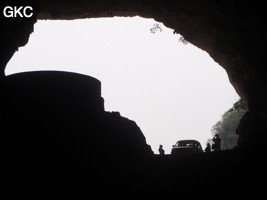 En contre jour l'entrée sud-est de la grotte tunnel de Chuandong - 穿洞, avec son réservoir d'eau (Guizhou 贵州省, Qiannan 黔南, Pingtang 平塘).