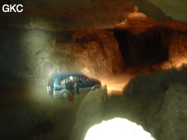 Le trafic routier est fluide dans la galerie d'entrée sud-est de la grotte-tunnel de Chuandong - 穿洞 ! Au sens karstologique comme au sens routier c'est bien une  grotte-tunnel ! (Guizhou 贵州省, Qiannan 黔南, Pingtang 平塘).