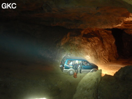 Le trafic routier est fluide dans la galerie d'entrée sud-est de la grotte-tunnel de Chuandong - 穿洞 ! Au sens karstologique comme au sens routier c'est bien une  grotte-tunnel ! (Guizhou 贵州省, Qiannan 黔南, Pingtang 平塘).