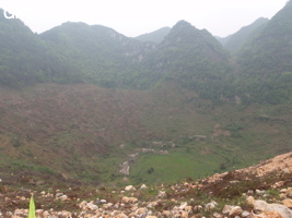 La grande doline de Dawodang et les restes de son village éponyme, détruit pour la construction du plus grand radio telescope de la planète nommé FAST (Five-hundred-meter Aperture Spherical radio Telescope) (Guizhou 贵州省, Qiannan 黔南, Pingtang 平塘).