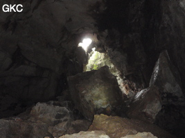 A contre-jour l'entrée de la grotte de Zhulingdong 竹林洞 (Guizhou 贵州省, Qiannan 黔南, Pingtang 平塘).