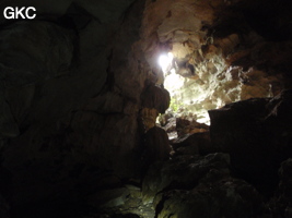 A contre-jour l'entrée de la grotte de Zhulingdong 竹林洞 (Guizhou 贵州省, Qiannan 黔南, Pingtang 平塘).