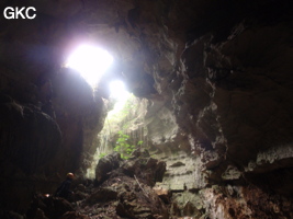 A contre-jour l'entrée de la grotte de Zhulingdong 竹林洞 (Guizhou 贵州省, Qiannan 黔南, Pingtang 平塘).