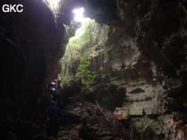 A contre-jour l'entrée de la grotte de Zhulingdong 竹林洞 (Guizhou 贵州省, Qiannan 黔南, Pingtang 平塘).