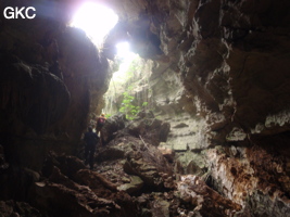 A contre-jour l'entrée de la grotte de Zhulingdong 竹林洞 (Guizhou 贵州省, Qiannan 黔南, Pingtang 平塘).