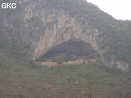 Entrée de la grande grotte fortifiée (Guizhou 贵州省, Qiannan 黔南, Pingtang 平塘).