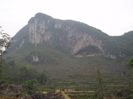 Entrée de la grande grotte fortifiée (Guizhou 贵州省, Qiannan 黔南, Pingtang 平塘).