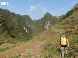 Arrivée dans l'ouvala de Shuidong 水洞 (Qiannan 黔南, Pingtang 平塘, Guizhou 贵州省, Chine).