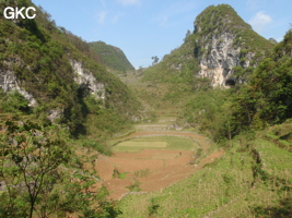 Vu de l'Est, à gauche, le porche de l'entrée inférieure de la grotte de Shuidong 水洞  à droite, le porche de l'entrée de Sifangdong 四方洞 (Qiannan 黔南, Pingtang 平塘, Guizhou 贵州省, Chine).
