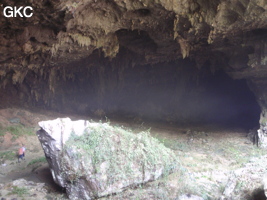 Galerie d'entrée de la grotte de Shuidong 水洞 et sa puissante muraille de fortification (Qiannan 黔南, Pingtang 平塘, Guizhou 贵州省, Chine).