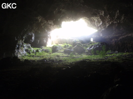 A contre-jour la galerie de l'entrée inférieure de la grotte de Shuidong 水洞 et sa puissante muraille de fortification (Qiannan 黔南, Pingtang 平塘, Guizhou 贵州省, Chine).