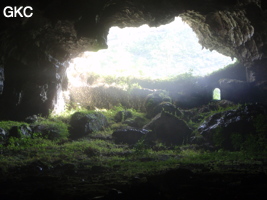 A contre-jour la galerie de l'entrée inférieure de la grotte de Shuidong 水洞 et sa puissante muraille de fortification (Qiannan 黔南, Pingtang 平塘, Guizhou 贵州省, Chine).