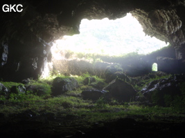 A contre-jour la galerie de l'entrée inférieure de la grotte de Shuidong 水洞 et sa puissante muraille de fortification (Qiannan 黔南, Pingtang 平塘, Guizhou 贵州省, Chine).