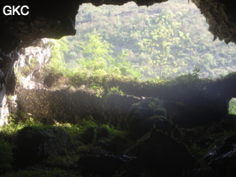 A contre-jour la galerie de l'entrée inférieure de la grotte de Shuidong 水洞 et sa puissante muraille de fortification (Qiannan 黔南, Pingtang 平塘, Guizhou 贵州省, Chine).