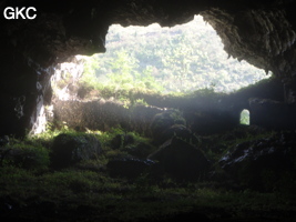 A contre-jour la galerie de l'entrée inférieure de la grotte de Shuidong 水洞 et sa puissante muraille de fortification (Qiannan 黔南, Pingtang 平塘, Guizhou 贵州省, Chine).