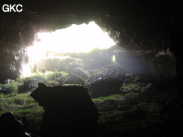 A contre-jour la galerie de l'entrée inférieure de la grotte de Shuidong 水洞 et sa puissante muraille de fortification (Qiannan 黔南, Pingtang 平塘, Guizhou 贵州省, Chine).