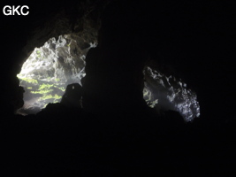 A contre-jour la galerie de l'entrée supérieure de la grotte de Shuidong 水洞 (Qiannan 黔南, Pingtang 平塘, Guizhou 贵州省, Chine).