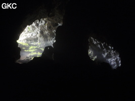 A contre-jour la galerie de l'entrée supérieure de la grotte de Shuidong 水洞 (Qiannan 黔南, Pingtang 平塘, Guizhou 贵州省, Chine).
