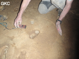 Cave ring (cercle de grotte) sur le sol argileux de la grotte de Shuidong 水洞 (Qiannan 黔南, Pingtang 平塘, Guizhou 贵州省, Chine).